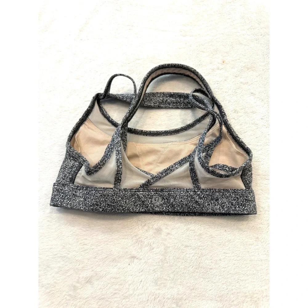Lululemon Get Down Sports Bra in the Rio Mist‎ White Black colorway W2CD9S